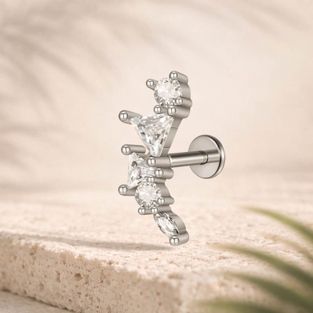 Labret acier argenté avec arc de cinq cristaux blancs, ronds, triangles et marquise, tige plate 1,2 mm