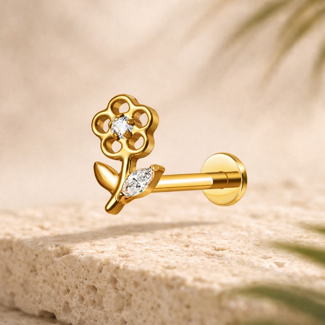 Stud flat back titane doré en forme de fleur ajourée avec zircon central et feuille sertie marquise