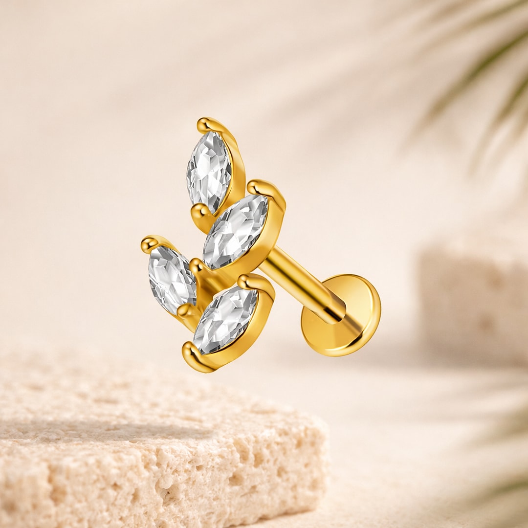 Labret doré motif 33 avec quatre cristaux marquise en éventail, tige droite et disque plat, posé sur pierre claire