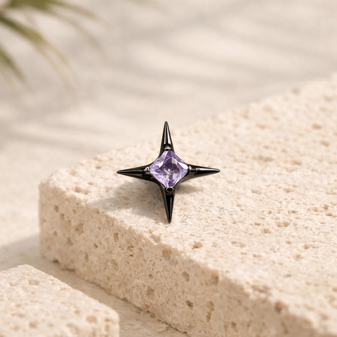 Stud de nez en titane noir en forme d'étoile à quatre branches pointues serti d'un zircon carré violet
