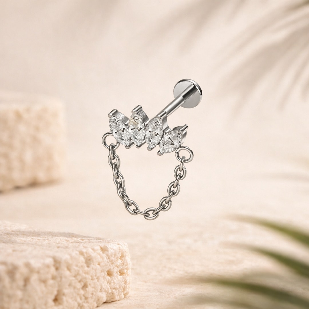 Stud flat back en titane argenté, arc de quatre zircons marquise et chaîne pendante