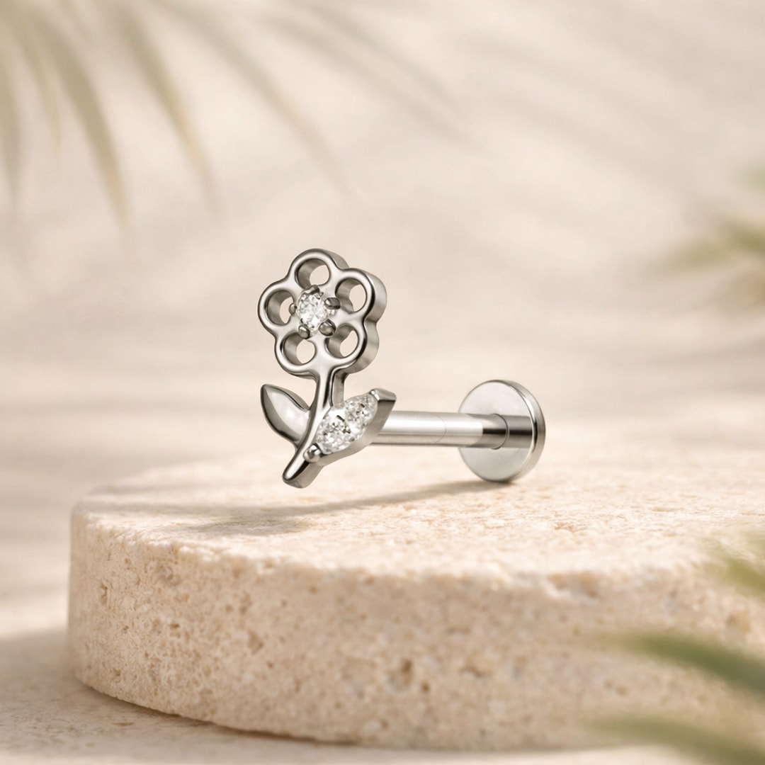 Stud flat back en titane argenté en forme de fleur ajourée sertie de zircons, tige 1,2 x 8 mm