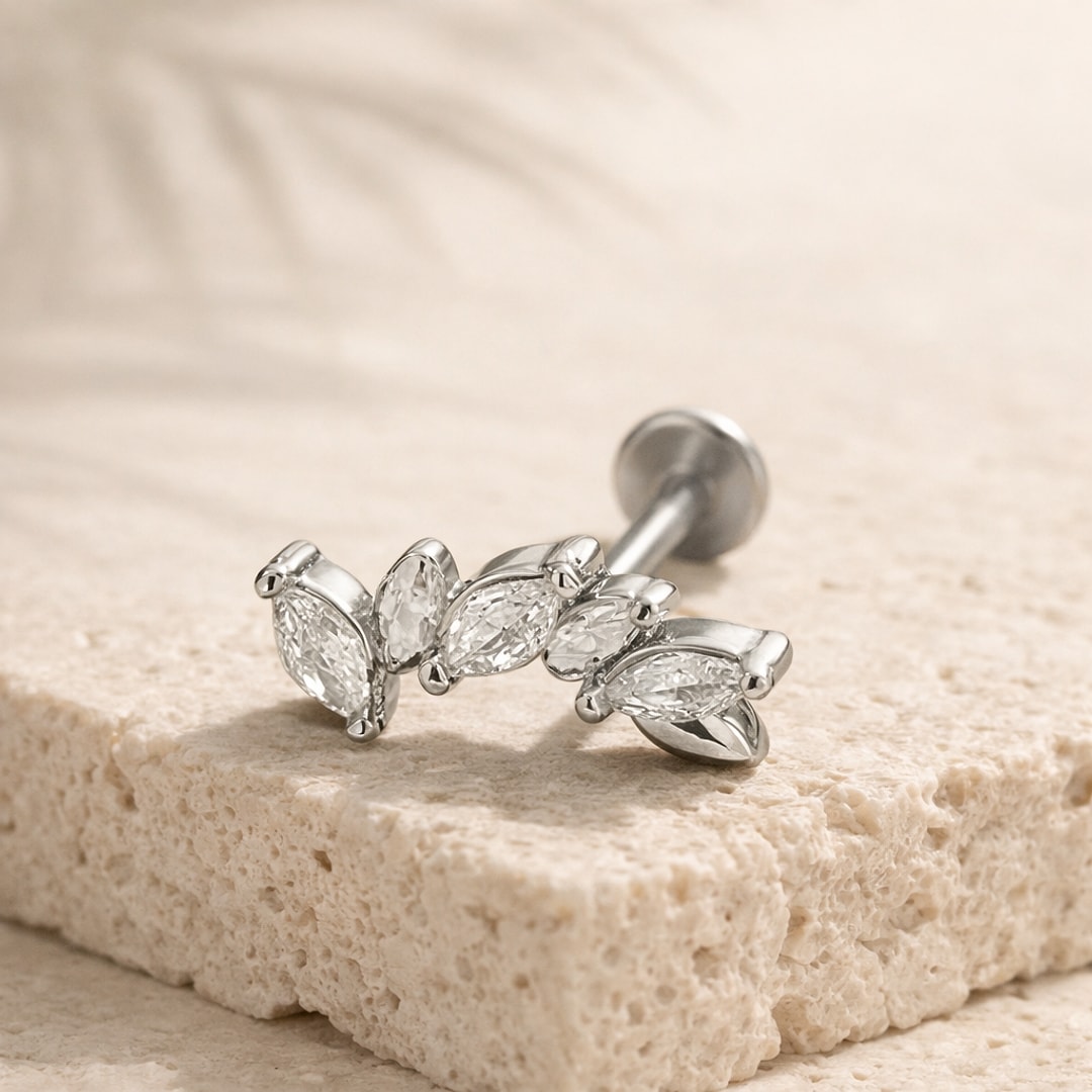 Labret flat back acier argenté orné de cinq zircons taille marquise formant une couronne, posé sur pierre claire