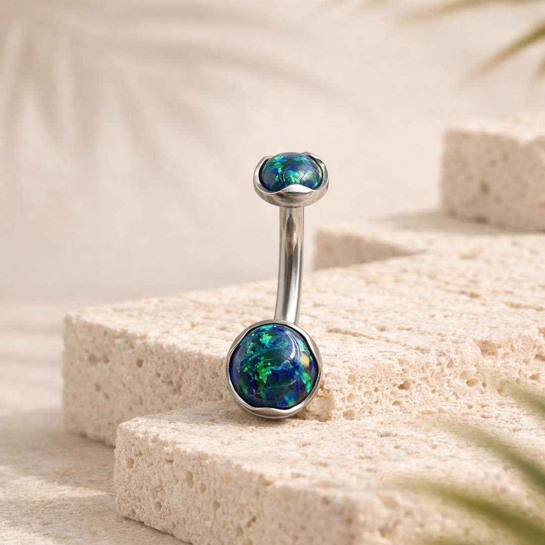 Banane de nombril en titane argenté avec deux cabochons imitation opale bleu et vert sur embouts ondulés