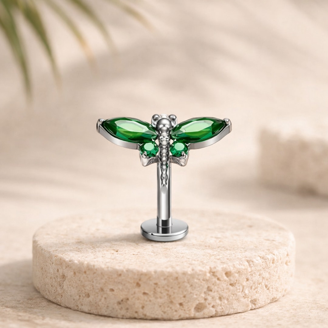 Stud flat back titane argenté en forme de libellule aux ailes serties de zircons verts, tige 1,2 x 6 mm