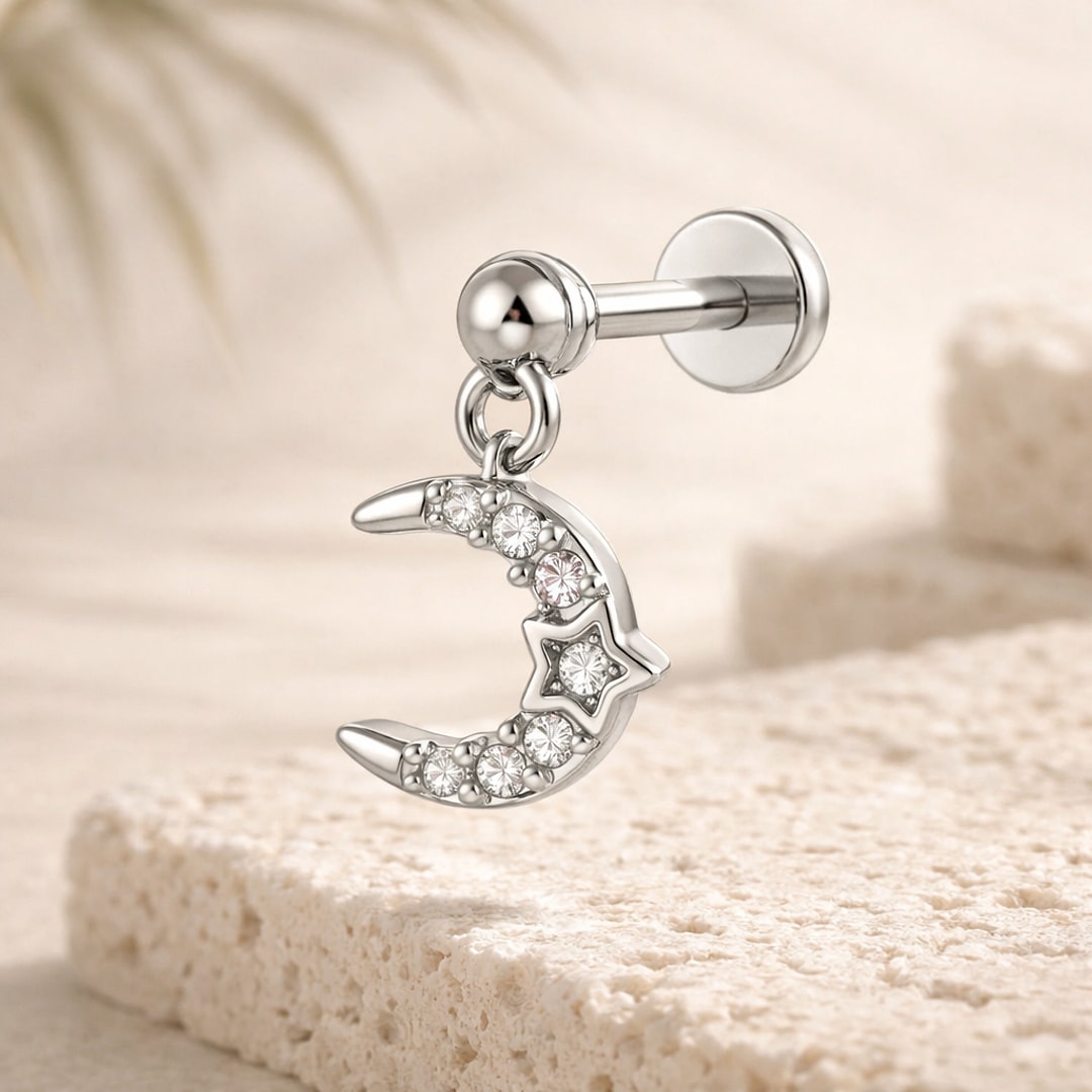 Stud flat back avec pendentif croissant de lune et étoile sertis de zircons, posé sur une pierre claire