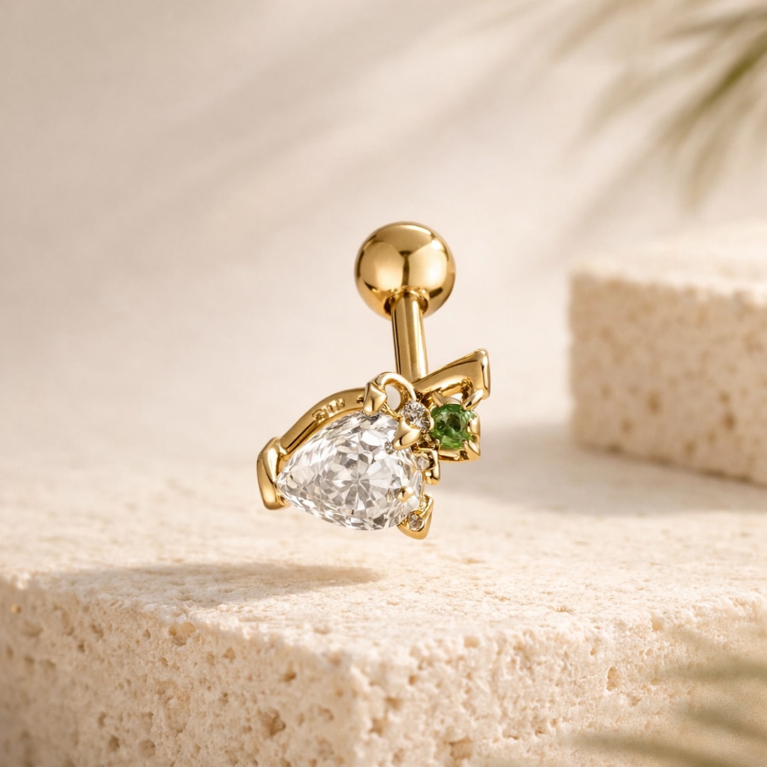 Stud cartilage doré en forme de fraise, grosse pierre blanche et zircon vert, tige acier à bille vissée