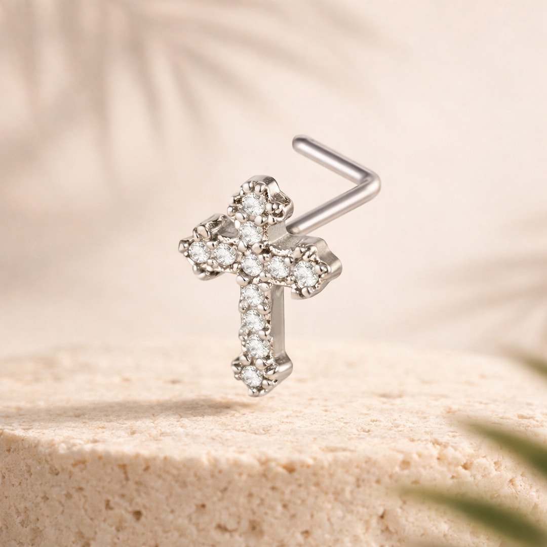 Stud de nez en L en acier argenté, croix pavée de zircons blancs, posé sur une pierre claire