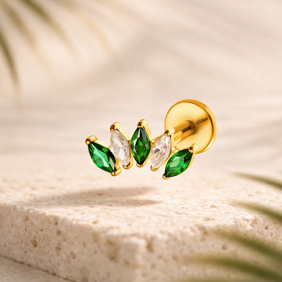 Stud flat back en titane doré orné de cinq zircons marquise verts et blancs en éventail