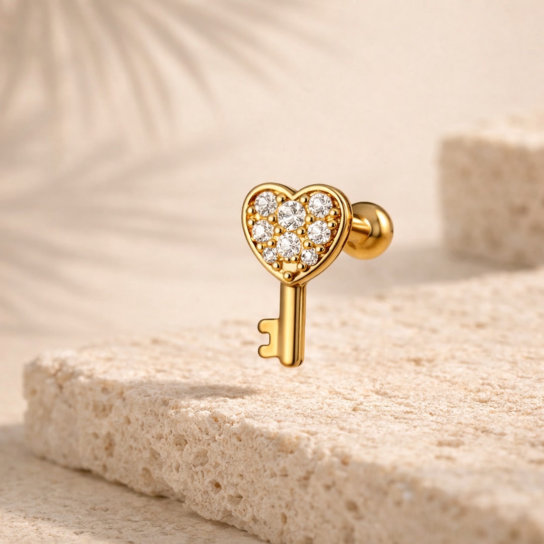 Stud de nez en acier doré en forme de clé, cœur pavé de zircons blancs et bille vissée