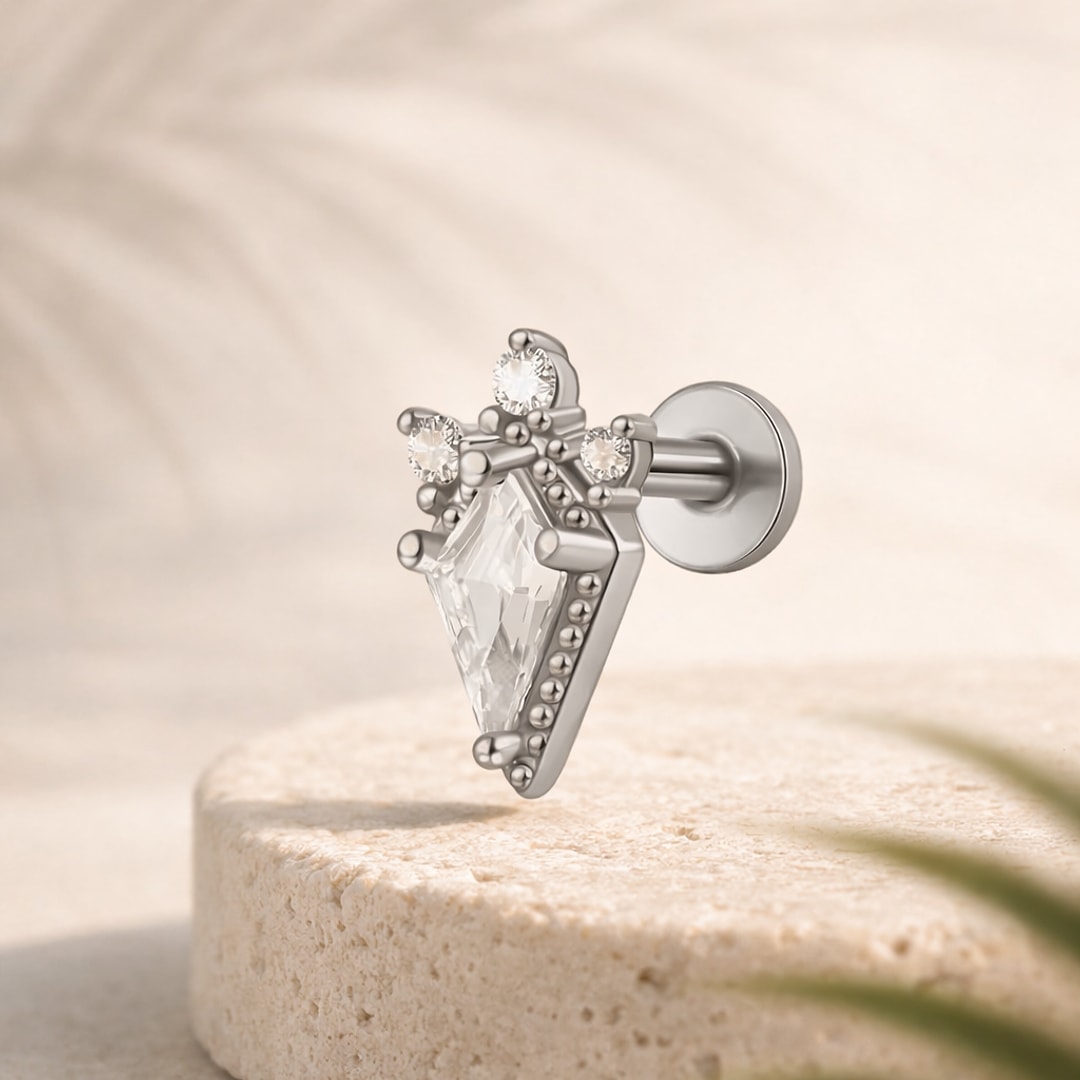 Labret en acier argenté avec zircon taille cerf-volant, trois petites pierres et contour perlé