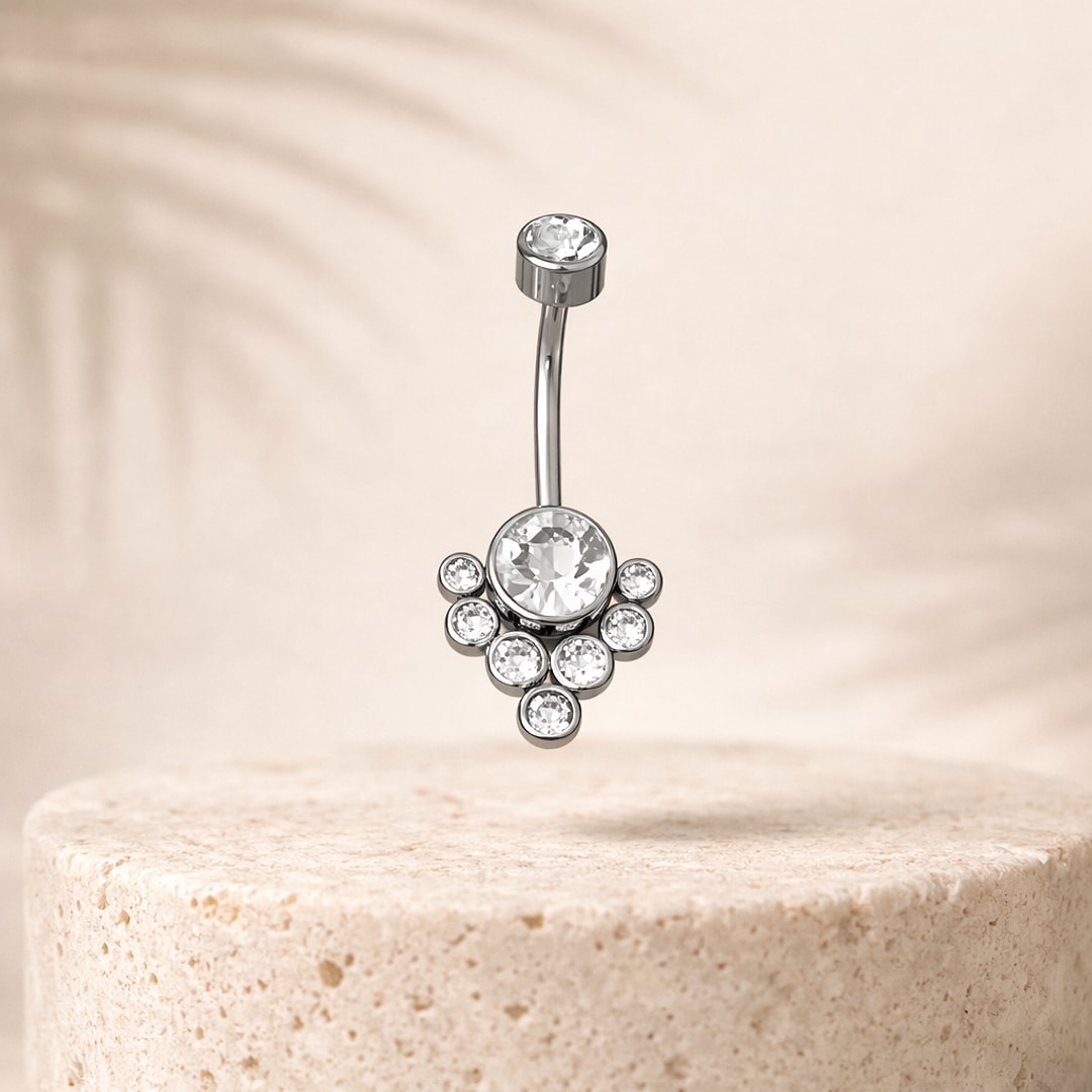 Banane de nombril en acier argenté, grand zircon rond entouré de sept petites pierres claires serties