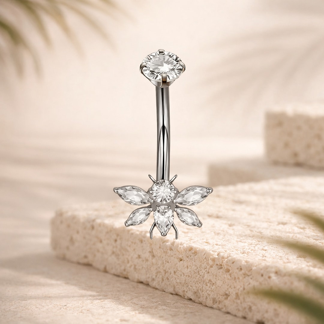 Banane de nombril en titane argenté avec fleur de zircons blancs et zircon rond en haut de tige