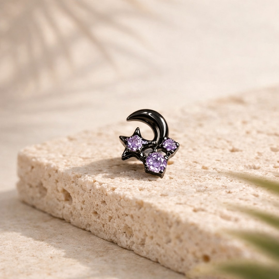 Stud de nez en titane noir, croissant de lune et étoile sertis de trois zircons violets, posé sur une pierre claire
