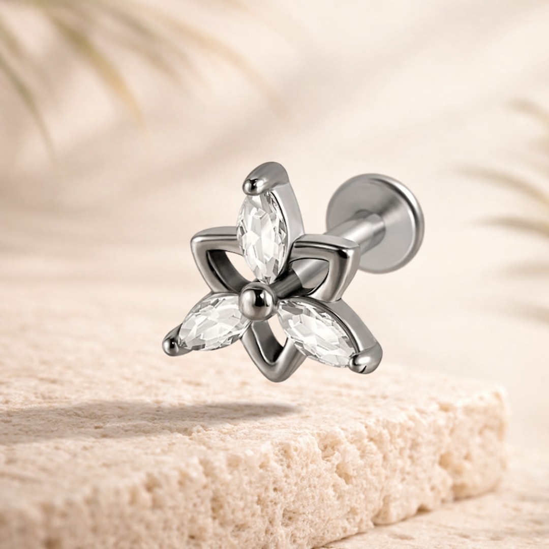 Labret acier argenté motif fleur à cinq pétales sertis de pierres navette, disque plat, posé sur pierre claire