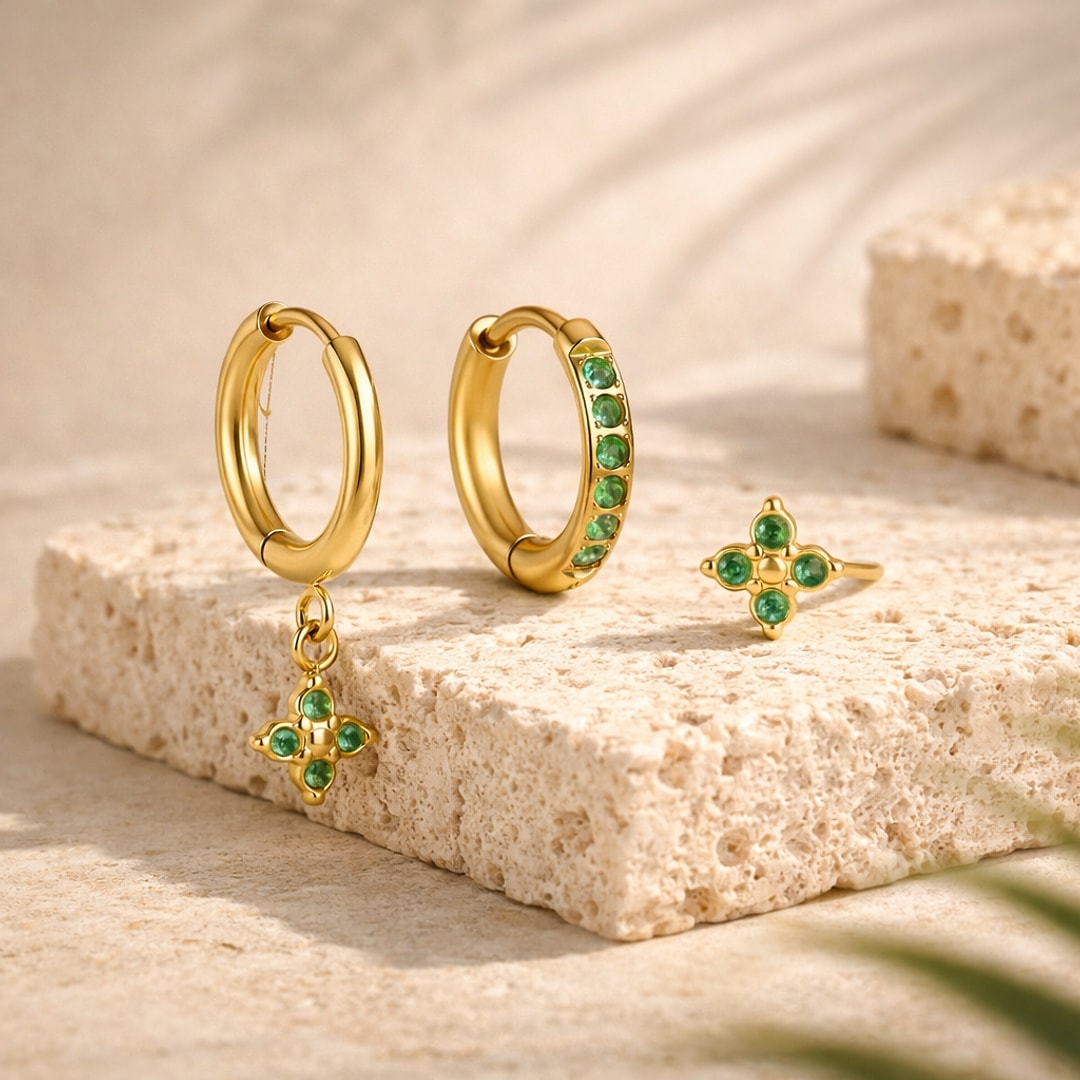 Lot de 3 boucles d'oreilles dorées : deux créoles et une puce fleur serties de zircons verts