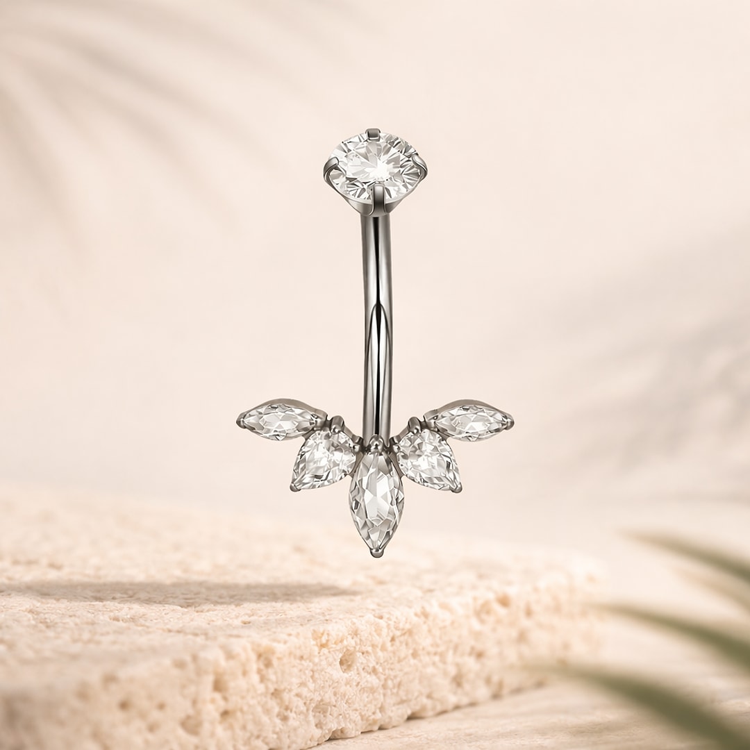 Banane de nombril en titane argenté avec éventail de cinq zircons marquise et zircon rond