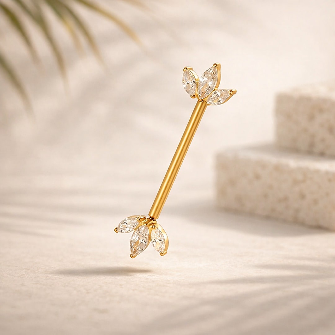 Barre de piercing téton en titane doré avec trois zircons blancs en forme de feuilles à chaque extrémité