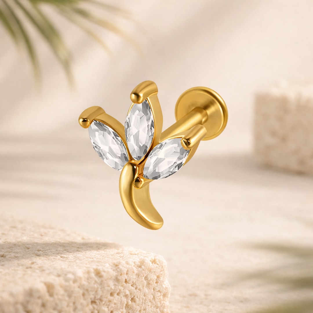 Labret doré motif papillon, trois pierres marquise blanches et volute dorée, tige à disque plat