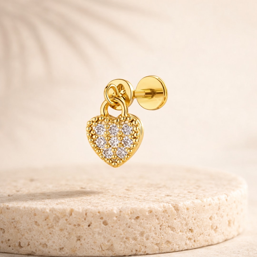 Stud flat back doré avec pendentif cœur pavé de zircons blancs, tige et boule à visser, posé sur pierre claire