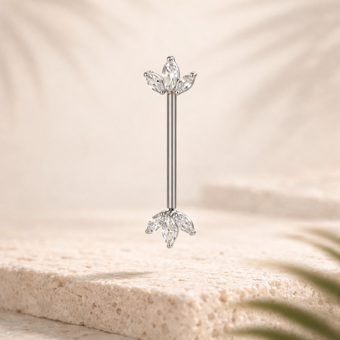 Barbell de téton en titane argenté avec deux éventails de trois zircons marquise sur fond beige