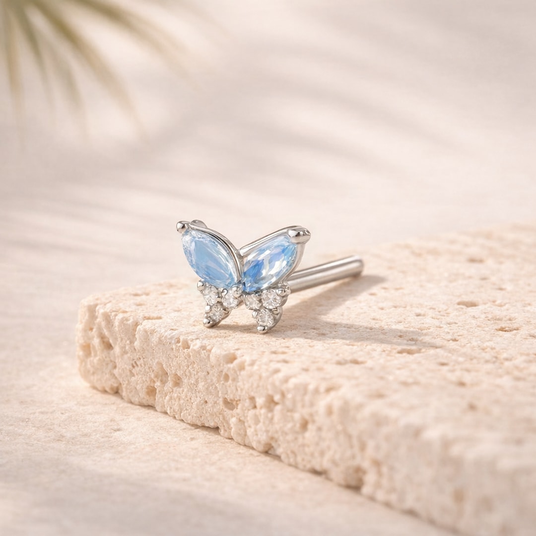Stud de nez en L acier argenté, papillon en zircons bleu clair et petites pierres blanches