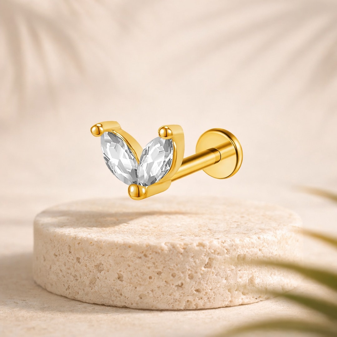 Labret doré motif papillon formé de deux pierres marquises blanches serties griffes, tige filetée et disque plat