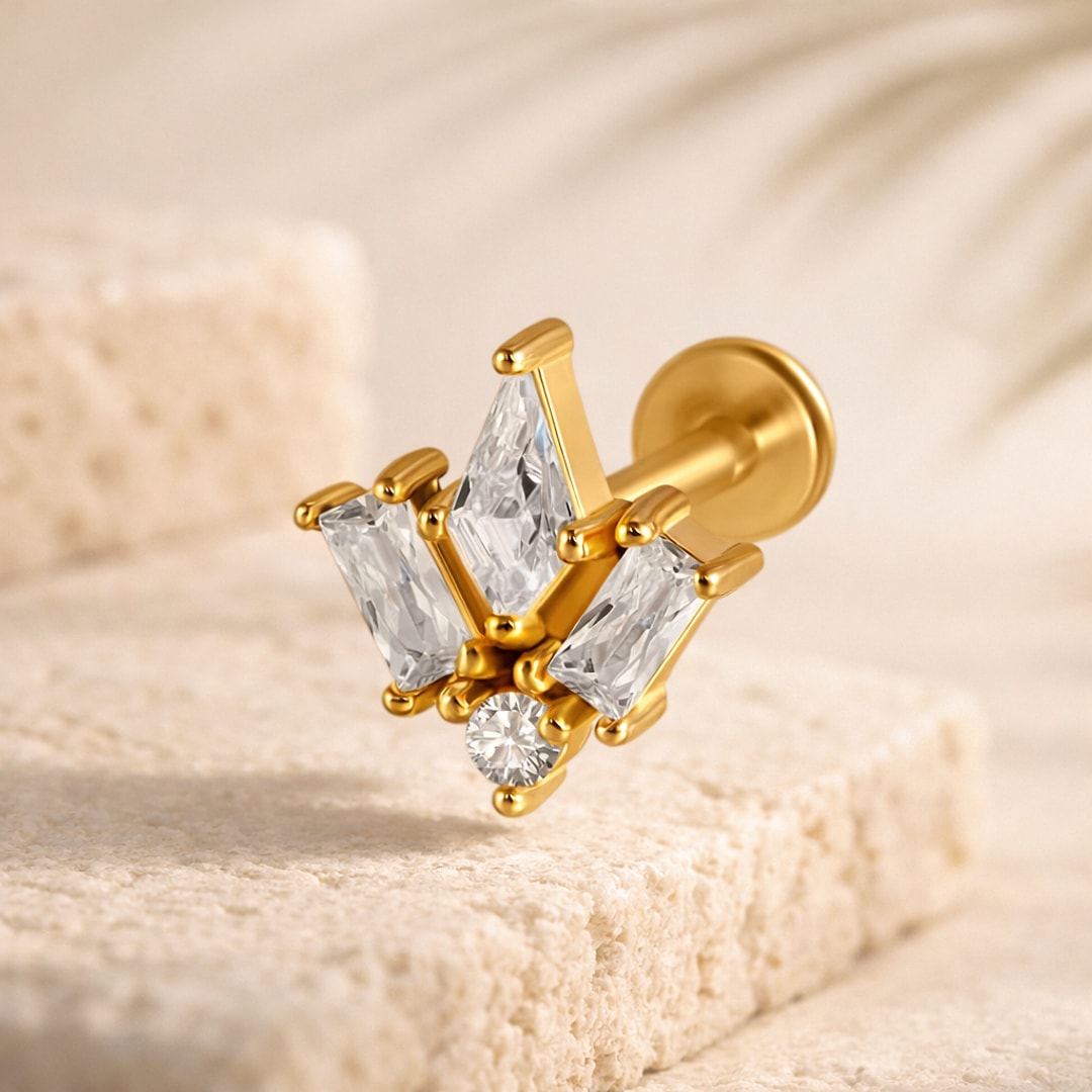 Labret doré motif couronne : trois zircons baguette et une pierre ronde, tige acier plaqué or à disque plat