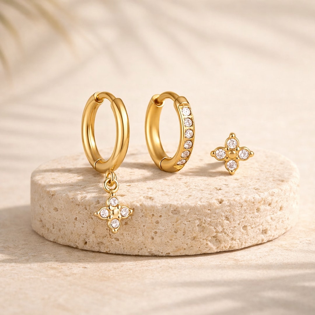 Lot de 3 bijoux d'oreille dorés : créole à pendentif fleur en zircons, créole sertie et puce fleur sur pierre claire