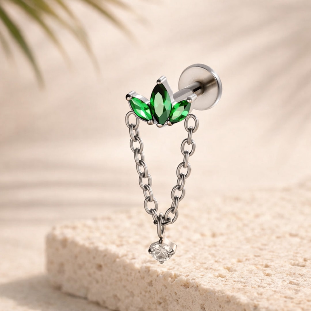 Labret flat back titane argenté, couronne de trois zircons verts marquise et chaînes avec zircon blanc pendant