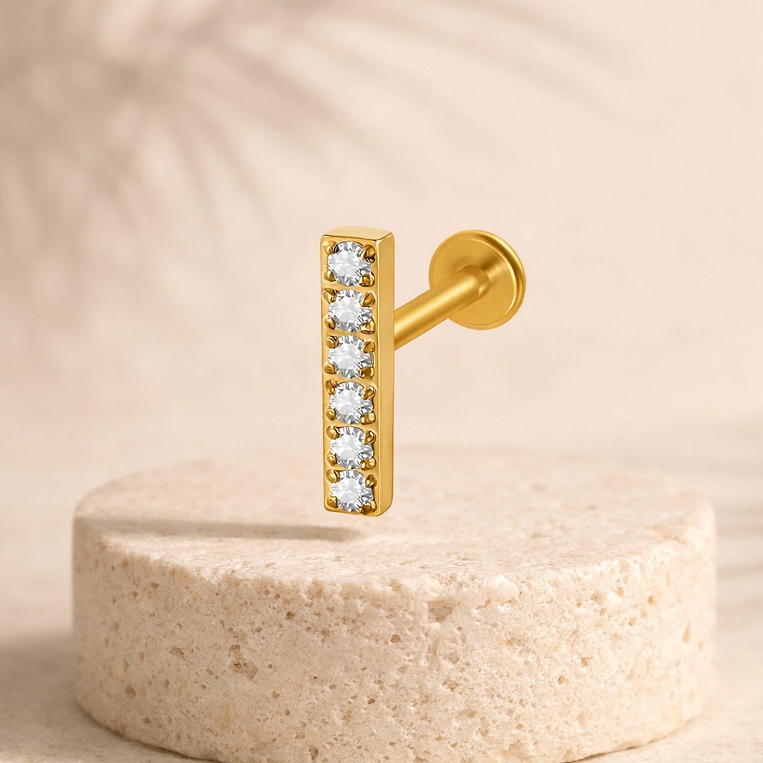 Labret doré à barrette verticale sertie de six cristaux blancs, tige à filetage externe et disque plat