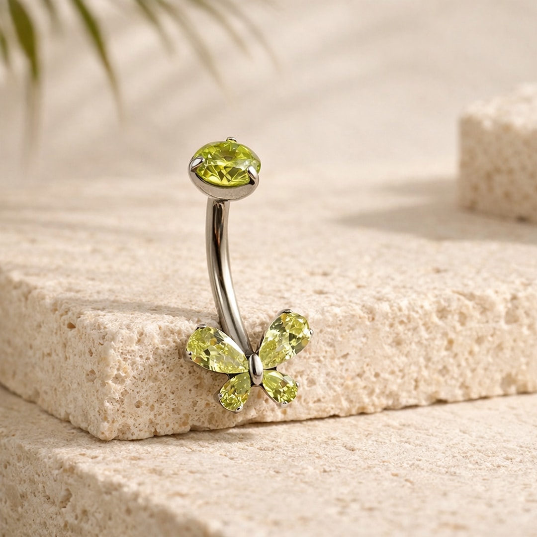 Banane de nombril en titane argenté avec papillon en zircons verts et zircon rond assorti