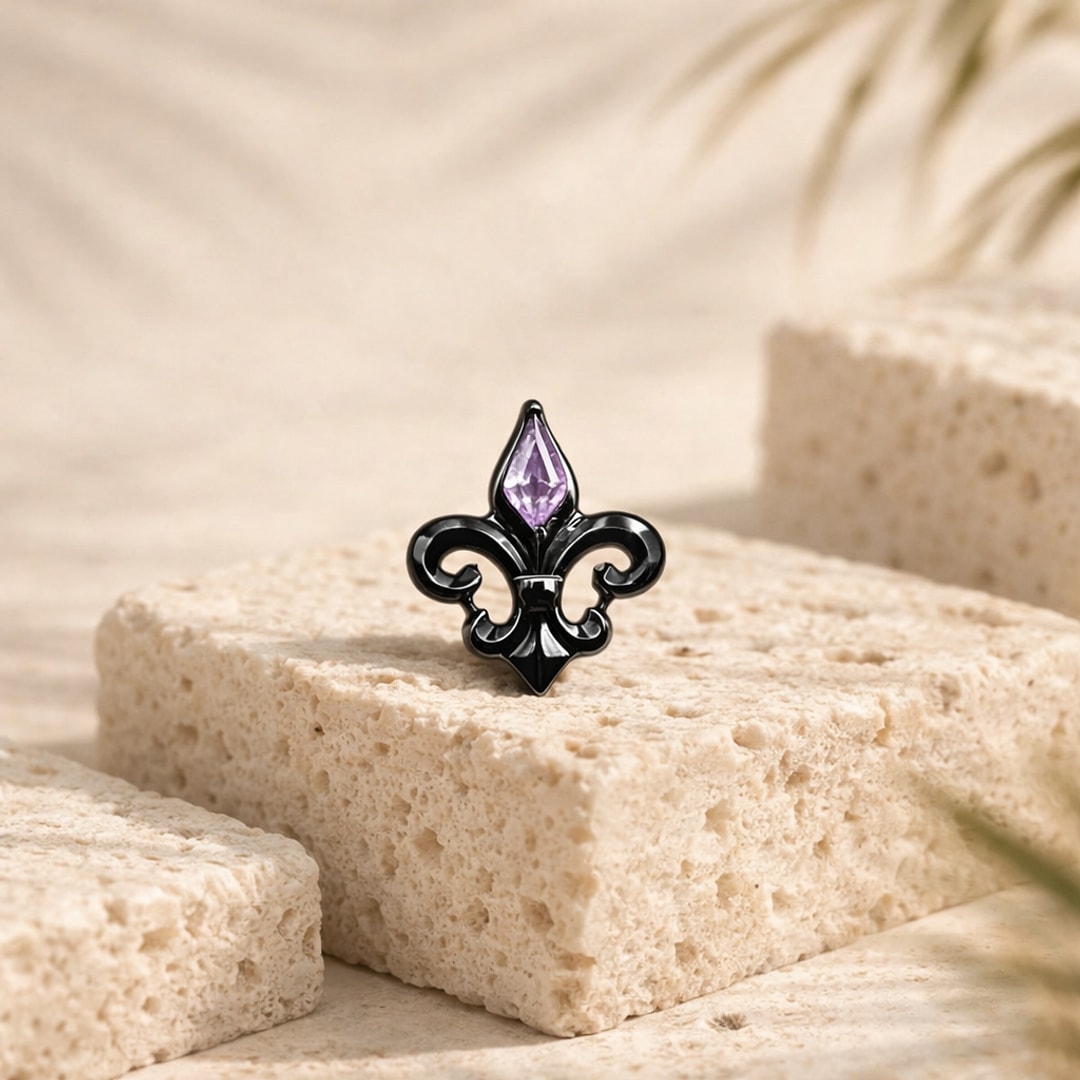 Stud de nez fleur de lys en titane noir serti d'un zircon violet, posé sur une pierre claire