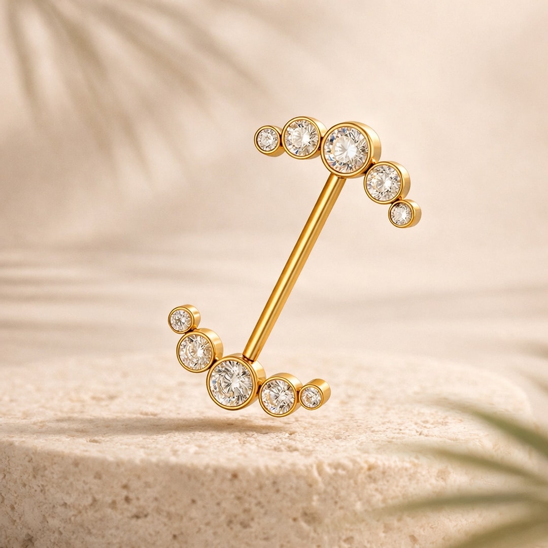 Barre de piercing téton en titane doré avec deux arcs de cinq zircons blancs sertis clos