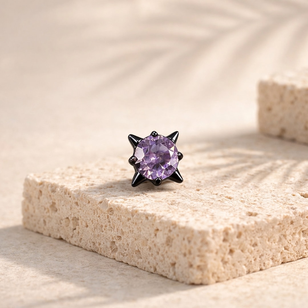 Stud flat back de nez en titane noir avec zircon violet rond serti quatre griffes, posé sur pierre claire