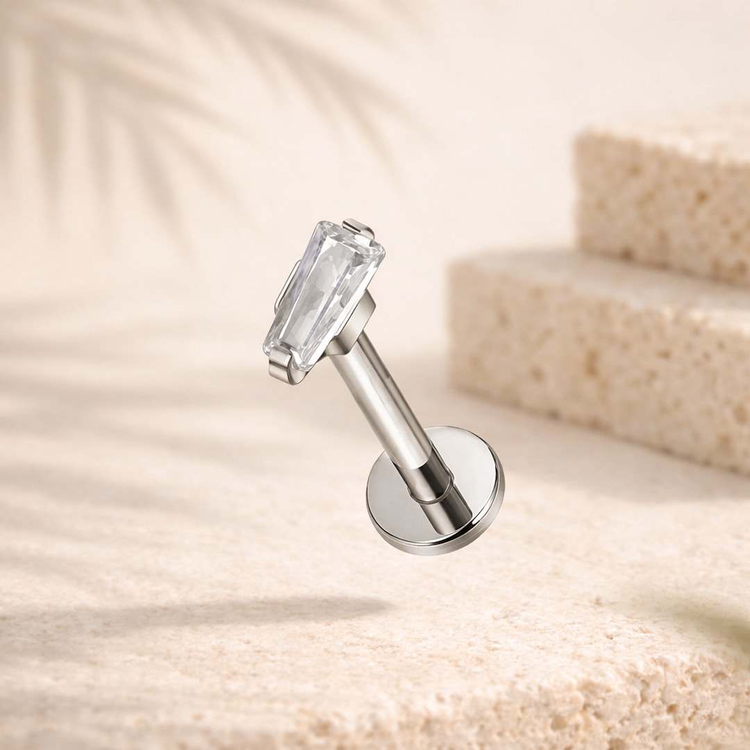 Stud flat back en titane argenté avec zircon blanc taille baguette, tige 1,2 x 8 mm, sur pierre claire