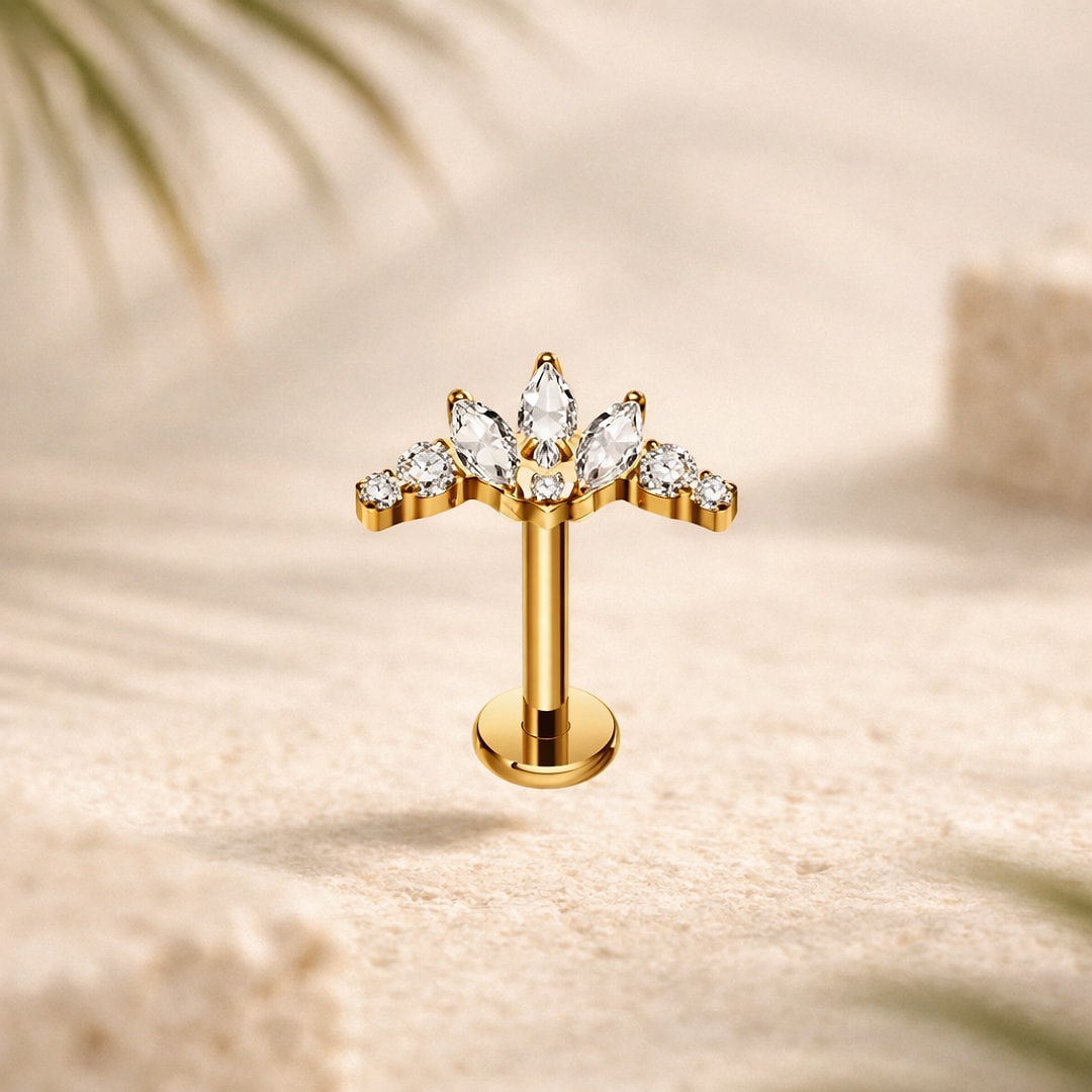 Stud flat back en titane doré avec couronne de zircons marquise et ronds, tige droite et disque plat