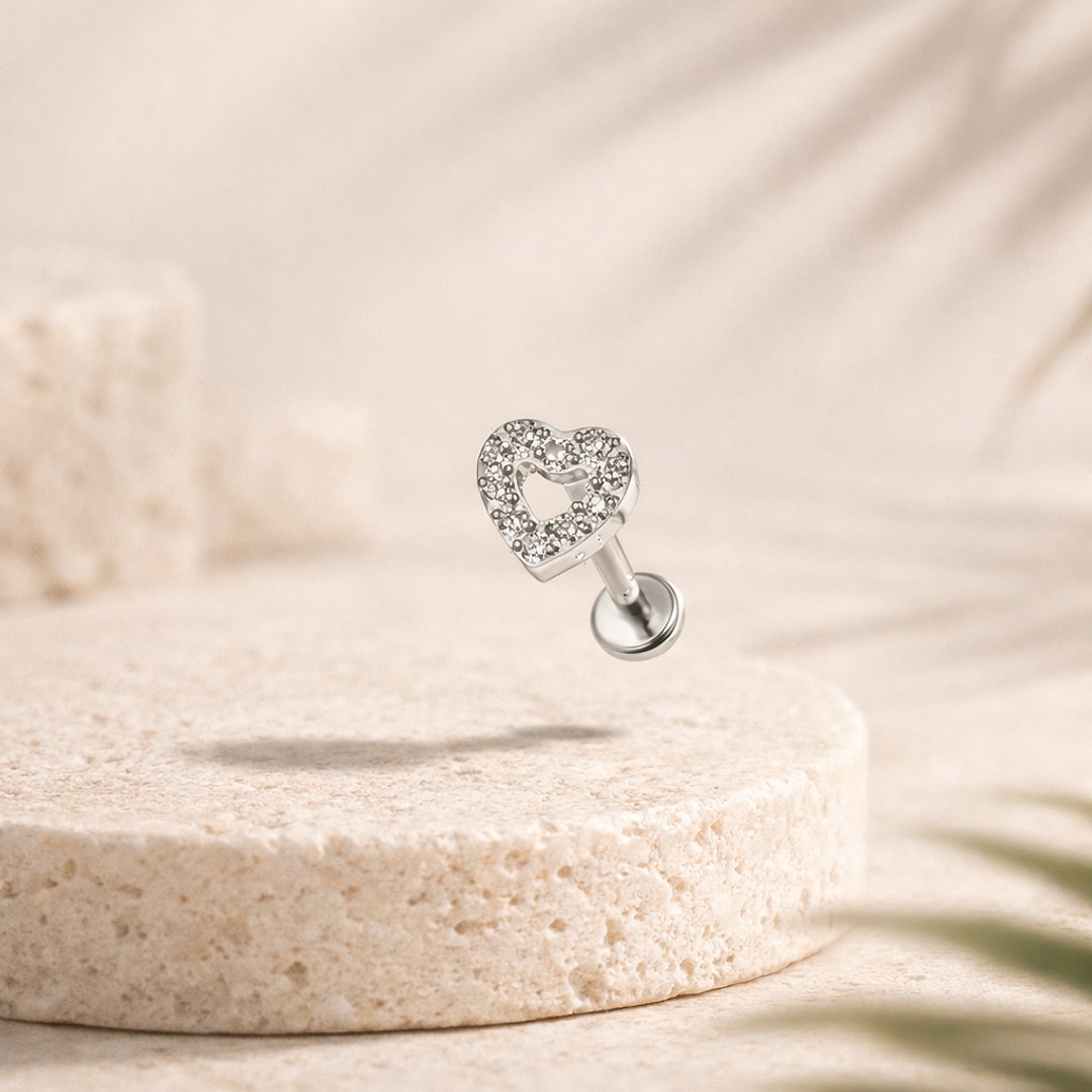 Stud flat back titane argenté en forme de cœur ajouré pavé de zircons, tige droite 1,2 x 8 mm