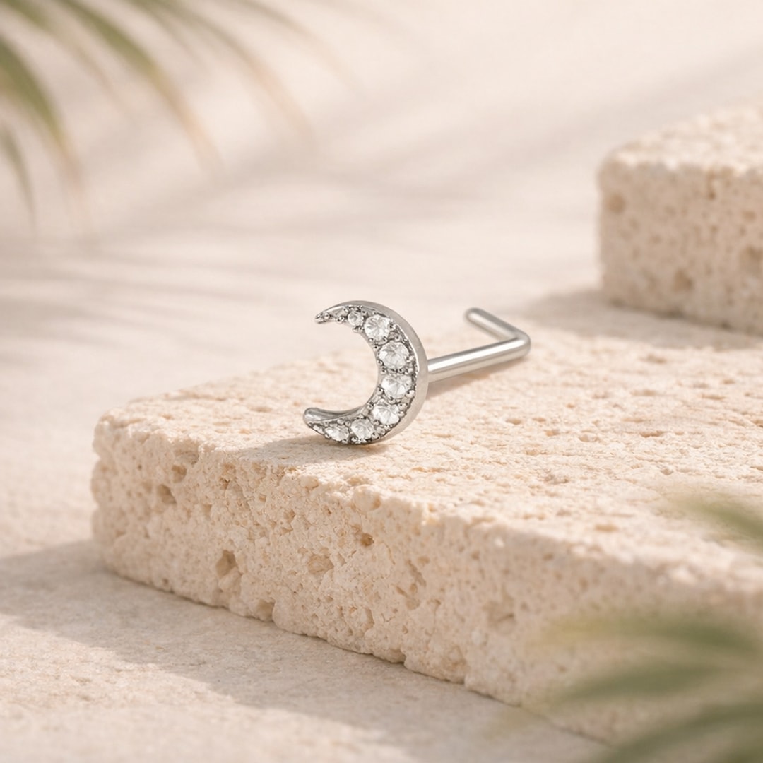 Stud de nez en L en acier argenté, croissant de lune pavé de zircons blancs, posé sur une pierre claire