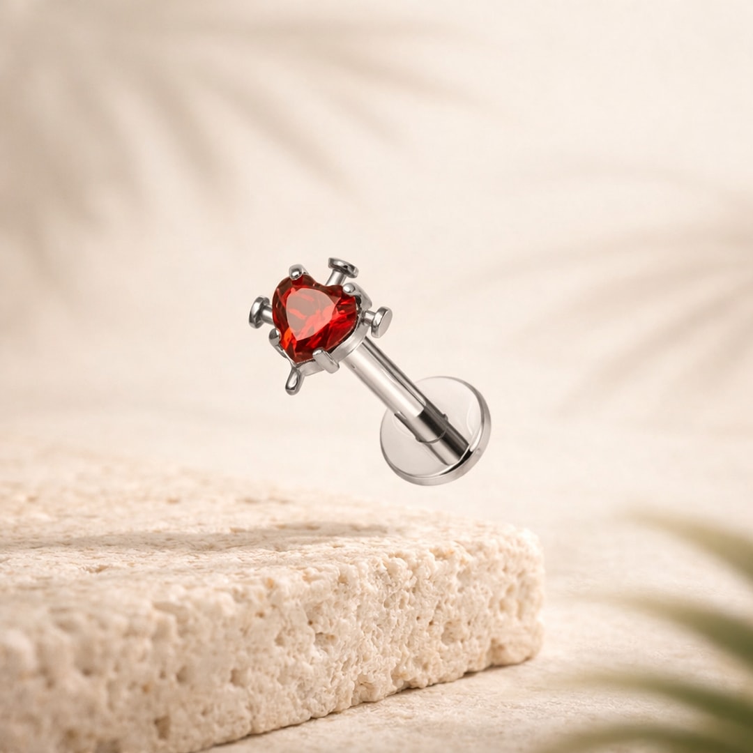 Stud flat back en titane argenté avec zircon rouge en forme de cœur serti de griffes à pointes