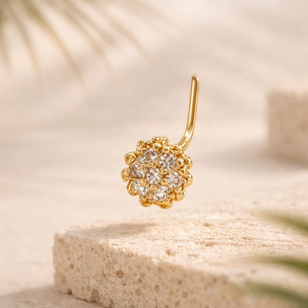 Stud de nez doré à tige courbée, fleur de sept zircons blancs et contour perlé, sur pierre claire