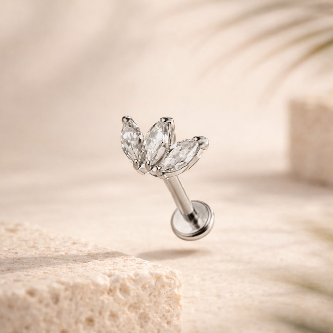 Stud flat back en titane argenté avec couronne de trois zircons marquise, tige droite et disque plat