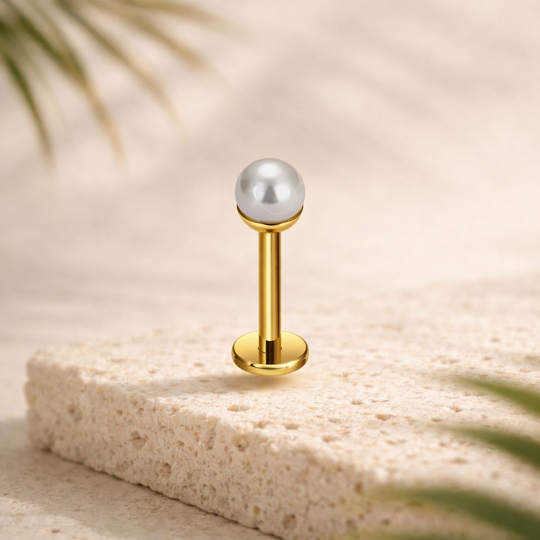 Stud flat back en titane doré à fausse perle blanche de 4 mm, tige 1,2 x 8 mm, posé sur pierre claire