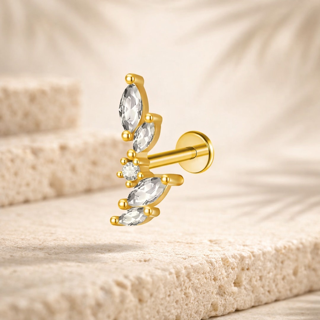 Labret doré motif papillon avec quatre pierres marquise et un cristal rond, tige à disque plat