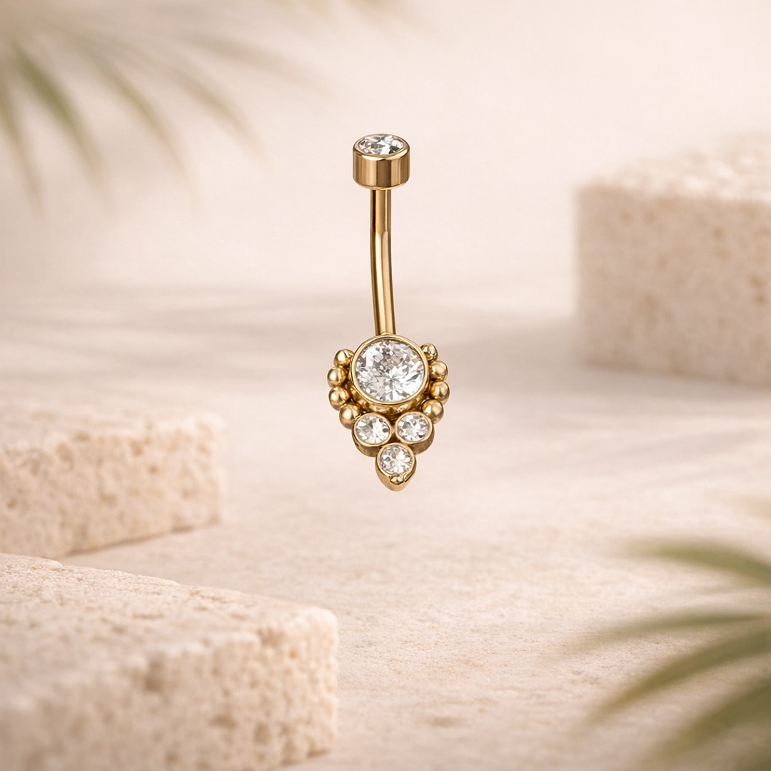 Bijou de nombril doré n°7 : cristal sur la boule haute et grappe de quatre pierres claires avec billes dorées