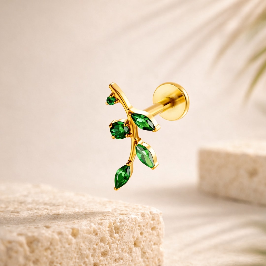 Stud flat back en titane doré en forme de branche avec feuilles serties de zircons verts marquise