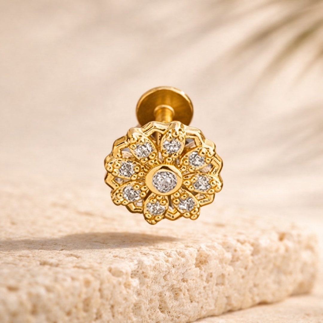 Stud de nez fleur mandala dorée sertie de zircons blancs, tige à visser en acier