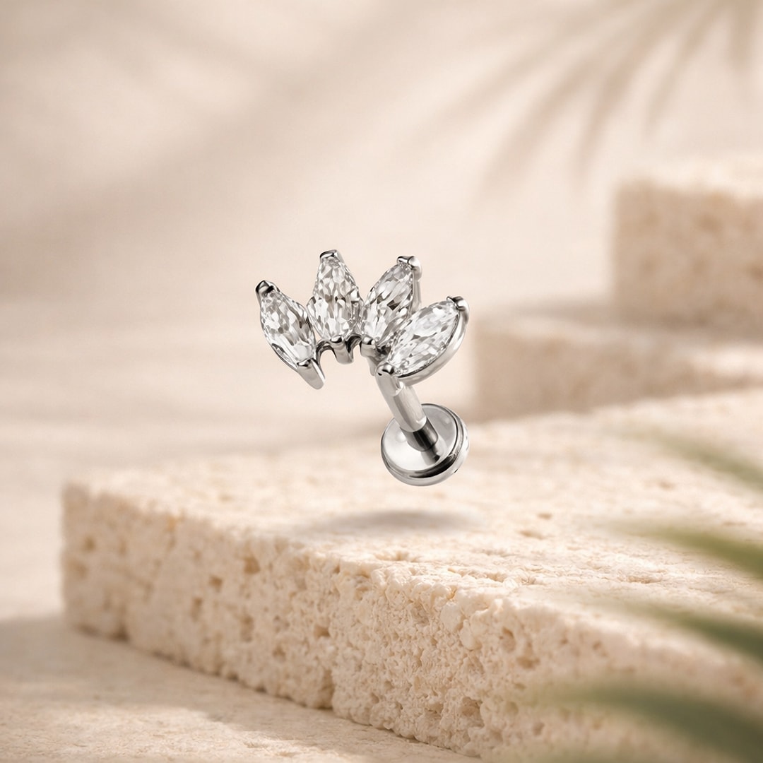 Stud flat back en titane argenté avec couronne de quatre zircons marquise, posé sur pierre claire