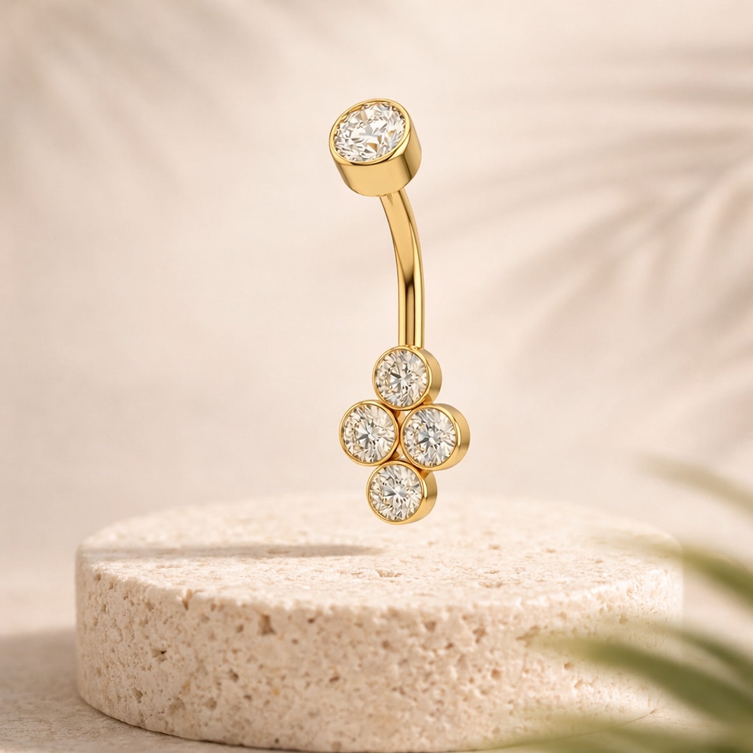 Banane de piercing nombril dorée avec un zircon rond en haut et quatre zircons en fleur en bas