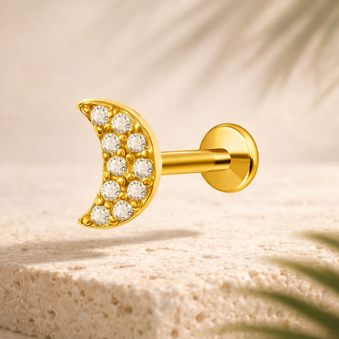 Labret doré motif lune pavée de cristaux blancs, tige droite et disque plat, acier plaqué or